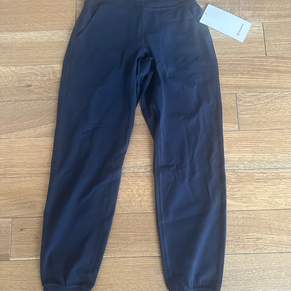 BNWT size 4 Lululemon joggers - Navy - Picture 2 of 3